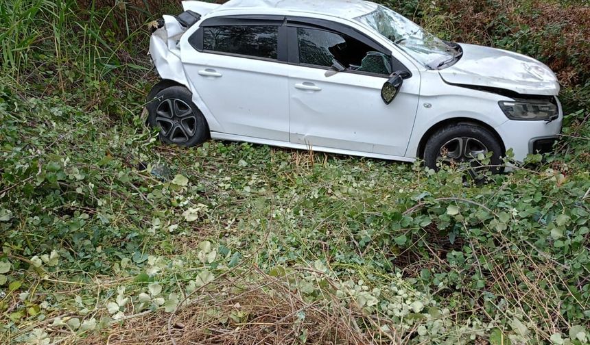 Uşak'ın Banaz ilçesinde kontrolden çıkan kamyonet park halindeki araca ve 2 yayaya çarptı!