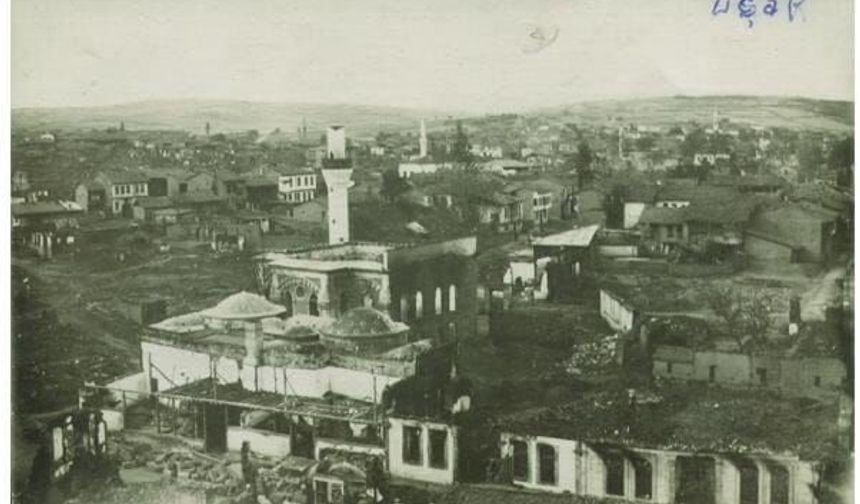 İşgal yıllarında düşmanla işbirliği yapan kişiler Uşak'ta meydanda teşhir edilip öldürüldüler!