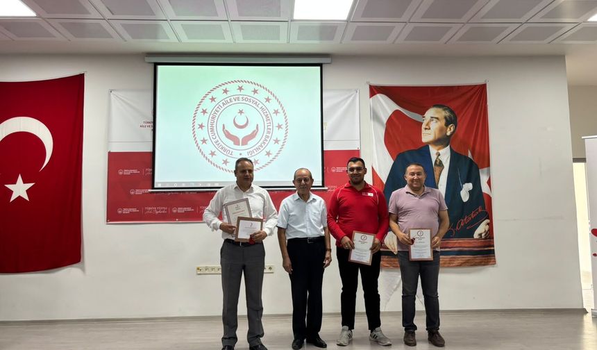 Uşak'ta düzenli kan bağışlayan gazilere ve Aile ve Sosyal Politikalar personeline ödülleri verildi