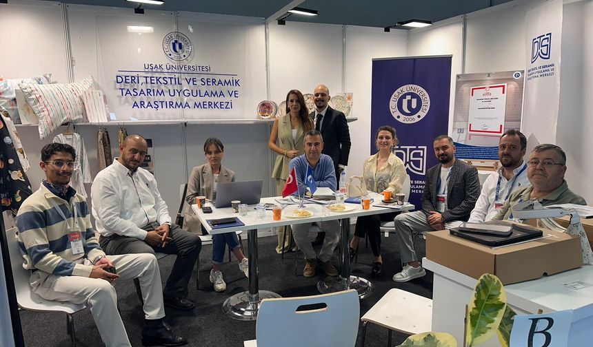 Uşak Üniversitesi Deri, Tekstil ve Seramik Merkezi'nin tasarımları sektör temsilcileriyle buluştu