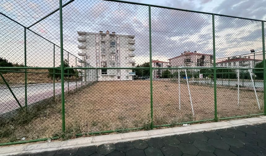 Uşak Mavişehir Sitesi sakinleri, parklarına daha fazla kamelya, bank ve futbol sahasına bakım istiyor