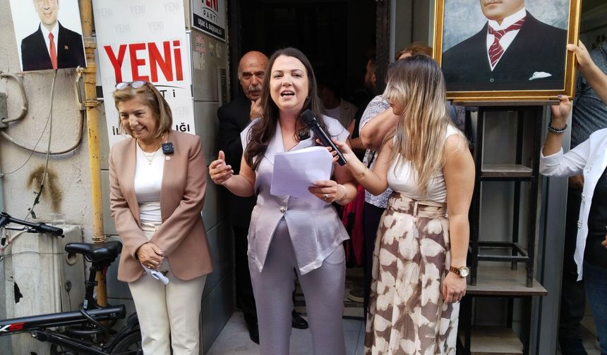 Yeni Parti Uşak Merkez İlçe Başkanı Gülay Çolak ekip arkadaşlarını tanıttı