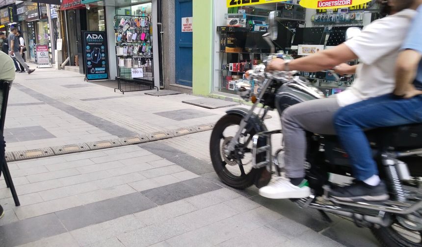 Uşak'ta araç trafiğine kapalı Çavuş Çeşme Sokağa kasis kondu! Sebep aşırı süratli motorcular!