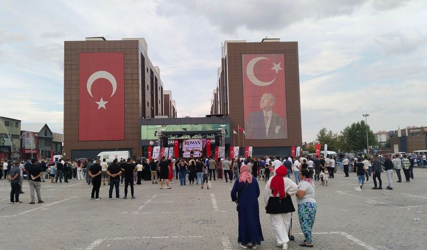 Uşak'ta ilk kez yapılan Roman festivali renkli görüntülere sahne oldu