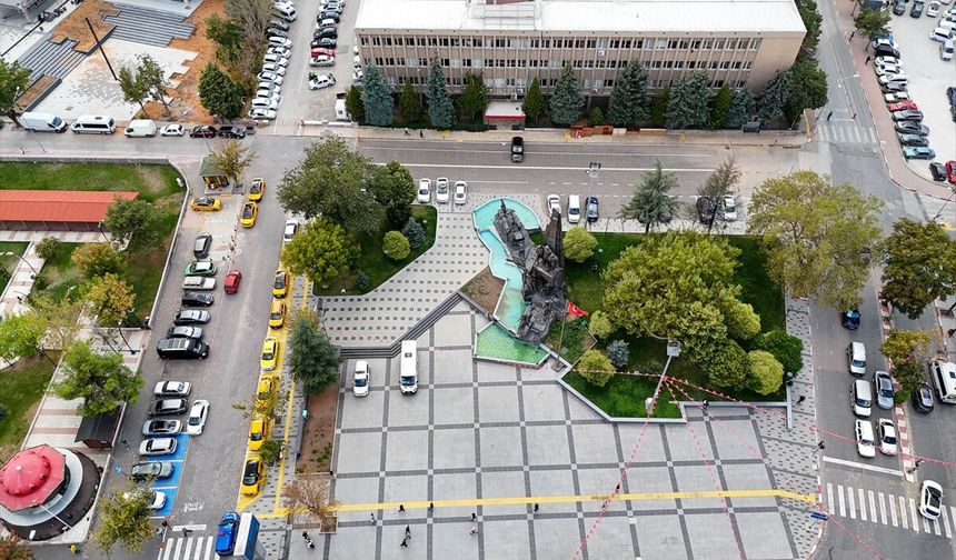 Uşak'ın çeyrek asırdır sembolü olan Atatürk Anıtı'nın drone görüntüsü dikkat çekti