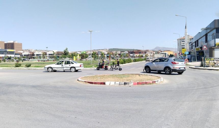 Uşak'taki bu kavşakta ışık ve tümsek olmadığı için kazalar bitmiyor