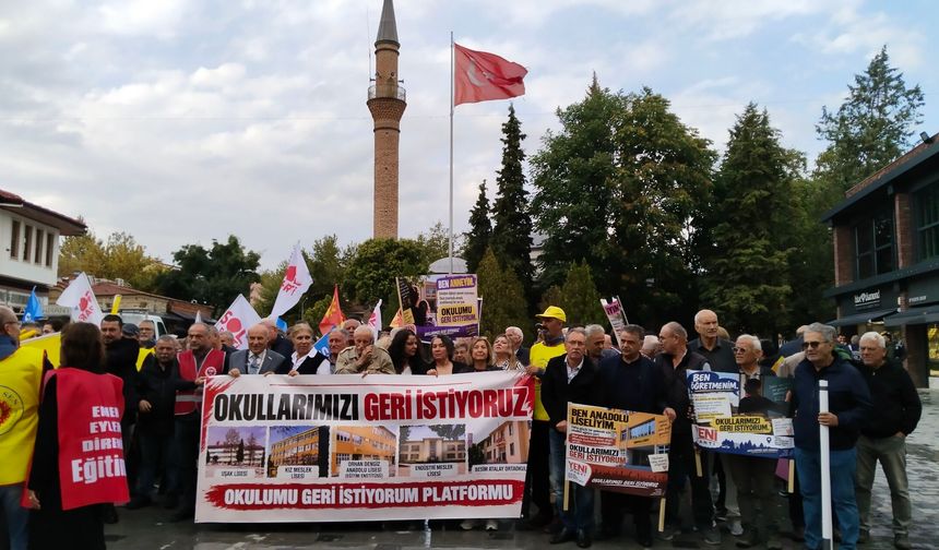 Uşak'ta yıkılan okulların kent merkezine inşa edilmesini istediler