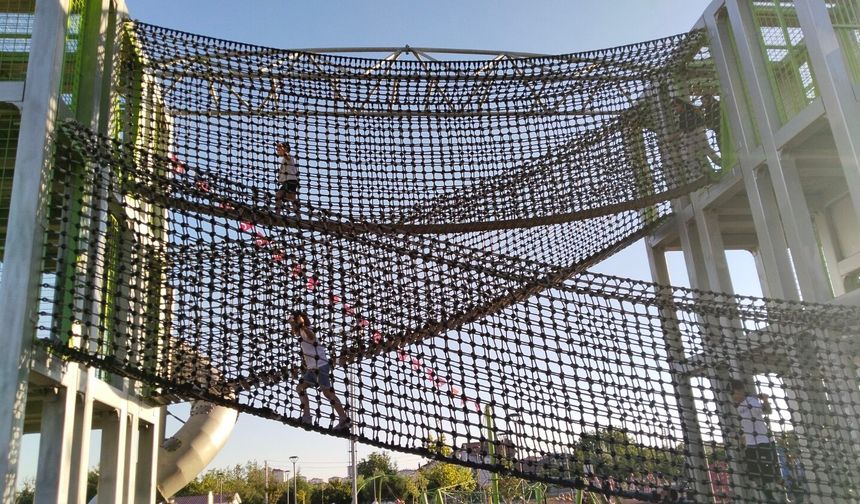 Uşak Masal Diyarı Oyun Parkı yenilenmiş haliyle tekrar açıldı