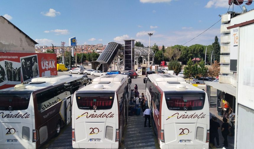 Uşak otogarında az da olsa bir yoğunluk başladı! Otobüs bilet fiyatları değişmedi!