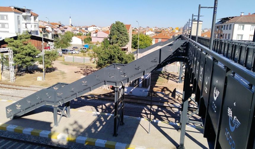 Uşak Tren Garı ve Ofis Sokak arasındaki bağlantıyı sağlayan yaya üst geçidi kullanıma açıldı