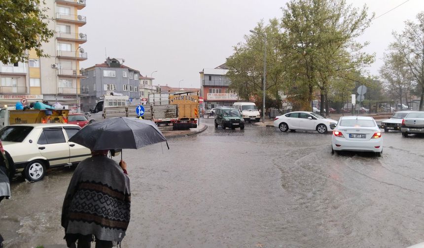 Uşak'ta gök gürültülü ve kuvvetli sağanak yağış bekleniyor!