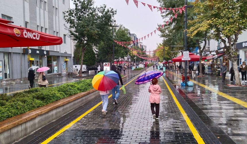 Uşak'ta hava sıcaklığı 8 derece birden düşecek! Hafta boyunca yağmur bekleniyor!