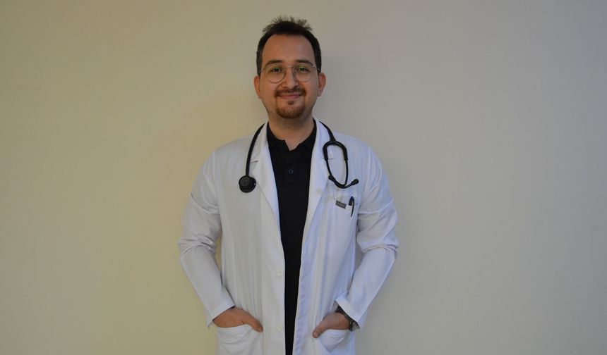 Dahiliye uzmanı Erdem Özcan da Uşak Eğitim ve Araştırma Hastanesi'nde göreve başladı