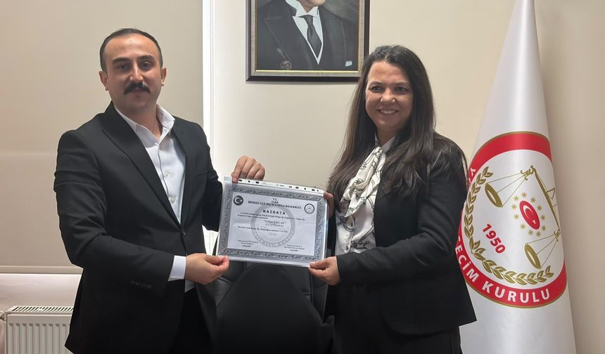 Yeni Parti Uşak Merkez İlçe Başkanı Gülay Çolak mazbatasını aldı