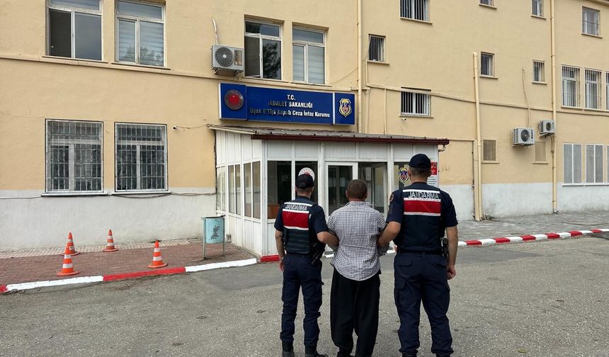 Uşak İl Jandarma Komutanlığı, kesin hapis cezası olan 25 kişiyi adalete teslim etti