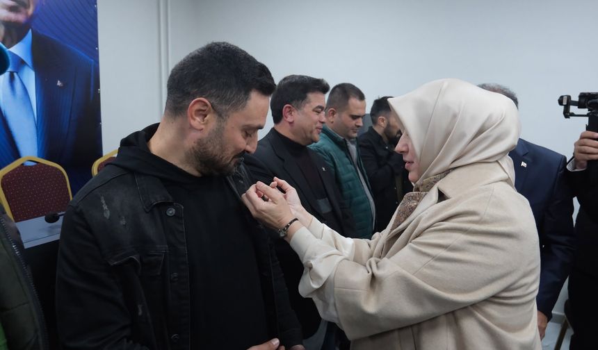 AK Parti Uşak İl Teşkilatı'na katılan yeni üyelere rozetleri takıldı