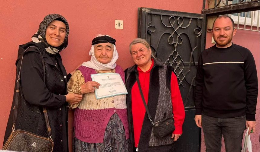 Uşak'ın Dikilitaş, Aybey ve Mehmet Akif Ersoy Mahallelerinde vatandaşı ziyaret ettiler