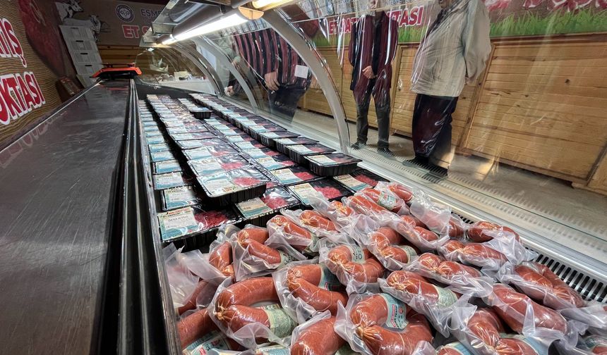 Piyasada 900 TL olan kıyma, Eşme Halk Et'te 750 TL'den satılıyor