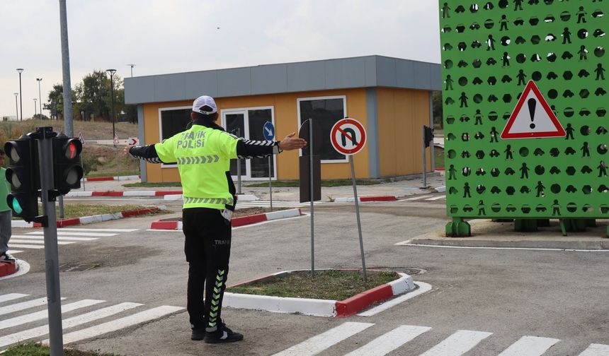 Uşak'ta çocuklara teorik ve pratik trafik eğitimi verildi