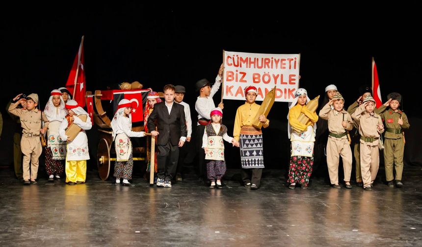 Uşak'taki minikler, Cumhuriyet'in sembol fotoğrafını sahneye taşıdı