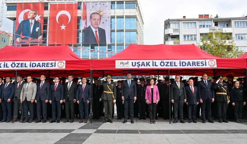 Uşak'ta Cumhuriyet Bayramı nedeniyle Atatürk Anıtına çelenk kondu