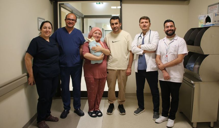 Organlarının büyük bölümü göğüs kafesinde gelişen bebek Kütahya'da sağlığına kavuştu