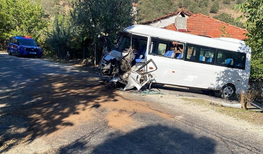 Uşak'ta kamyon ve öğrenci servisi çarpıştı!