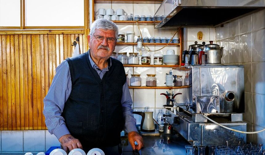 İzmir Bergama'daki 400 yıllık çınarın altında 47 yıldır kahvecilik yapıyor