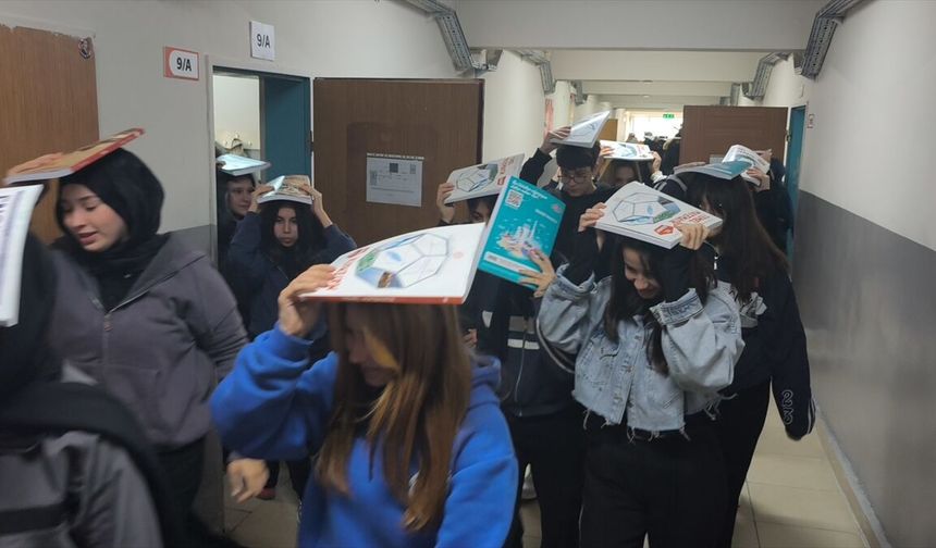 Kütahya'daki okullarda depreme karşı çök, kapan ve tutun tatbikatı yapıldı