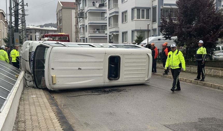 Afyon Erkmen'de öğrenci servisi ve dolmuş çarpıştı! 16 kişi yaralandı!