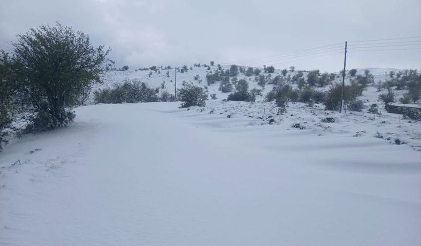 Demirci, Alaşehir ve Sandıklı Kumalar Yaylası'nda mevsimin ilk karı yağdı