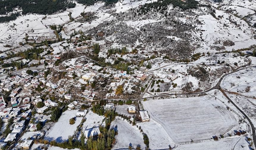 Uşak'ın yüksek kesimlerine mevsimin ilk karı yağdı
