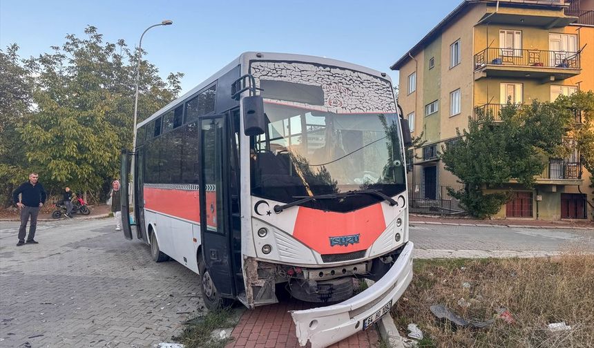 Uşak'ta şehiriçi otobüs ile otomobil çarpıştı