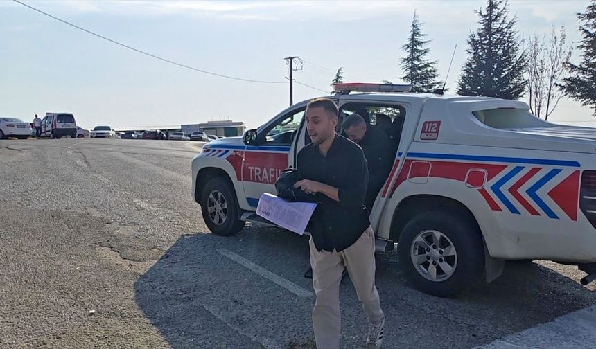 Demirci'de KPSS'ye giderken lastiği patlayan adaylar jandarma sayesinde sınava yetişti