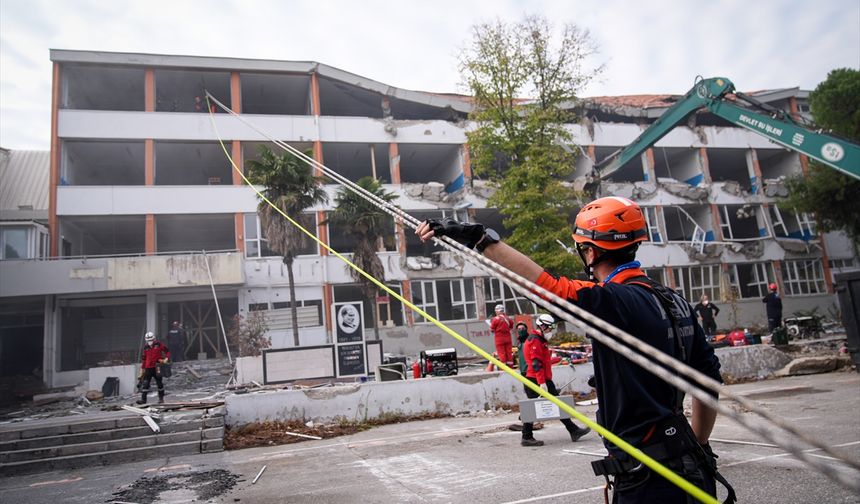 Uşak'taki ekipler, İzmir'de yapılan 6,7 büyüklüğündeki deprem tatbikatına katıldı