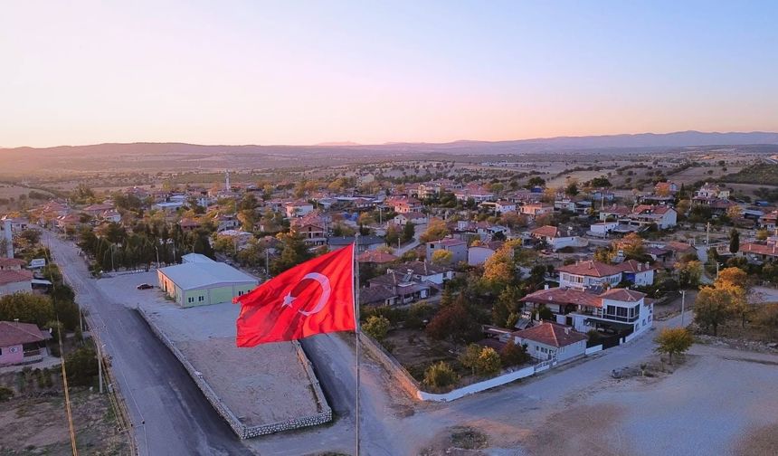 Uşak'taki köylerde davul ve zurnayla resmi bayram olduğu duyurulunca, kimse çifte gitmezdi