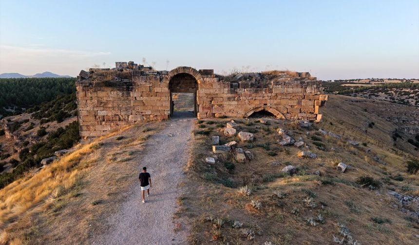 Uşak Ulubey Blaundos'taki 2 bin 500 yıllık kutsal alan ortaya çıkarıldı