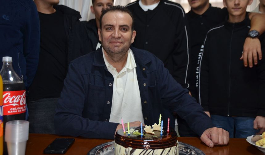Uşak BTP İl Başkanlığı'nda 25'inci yıl pastasını kestiler