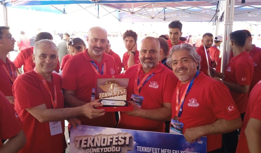 Uşak Elektrik Teknisyenleri Odası'nın takımı, TEKNOFEST'teki yarışmada şampiyon oldu
