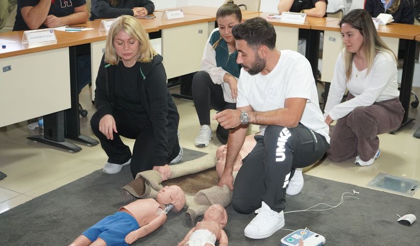 Uşak İl Sağlık Müdürlüğü, il genelindeki fizyoterapistlere ilk yardım eğitimi verdi
