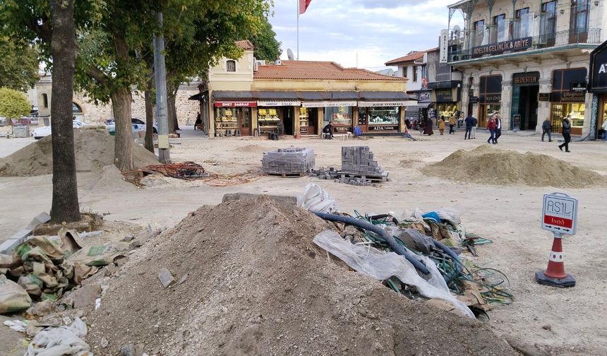 Uşak'ta Mende pazarı esnafının yoğun sitemine neden olan iş için verilen süre doluyor