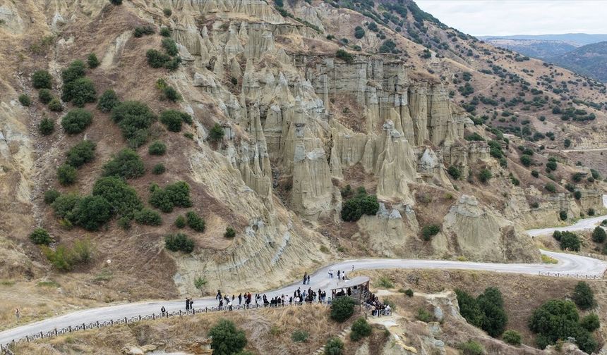 Manisa Celal Bayar öğrencileri Kula'daki peribacalarını 150 öğrenci ziyaret etti