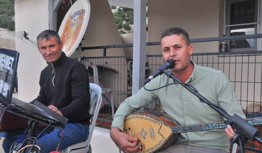 Selendili sanatçı Mehmet Yum, kendine has yorumu ve tarzıyla 2027'de de yoğun rağbet görecek