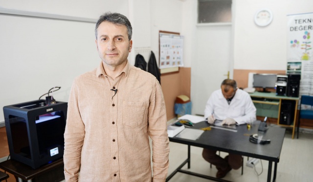 Öğretmenler, sağlıkçılar için gece gündüz "yüz koruyucu siper" üretiyor
