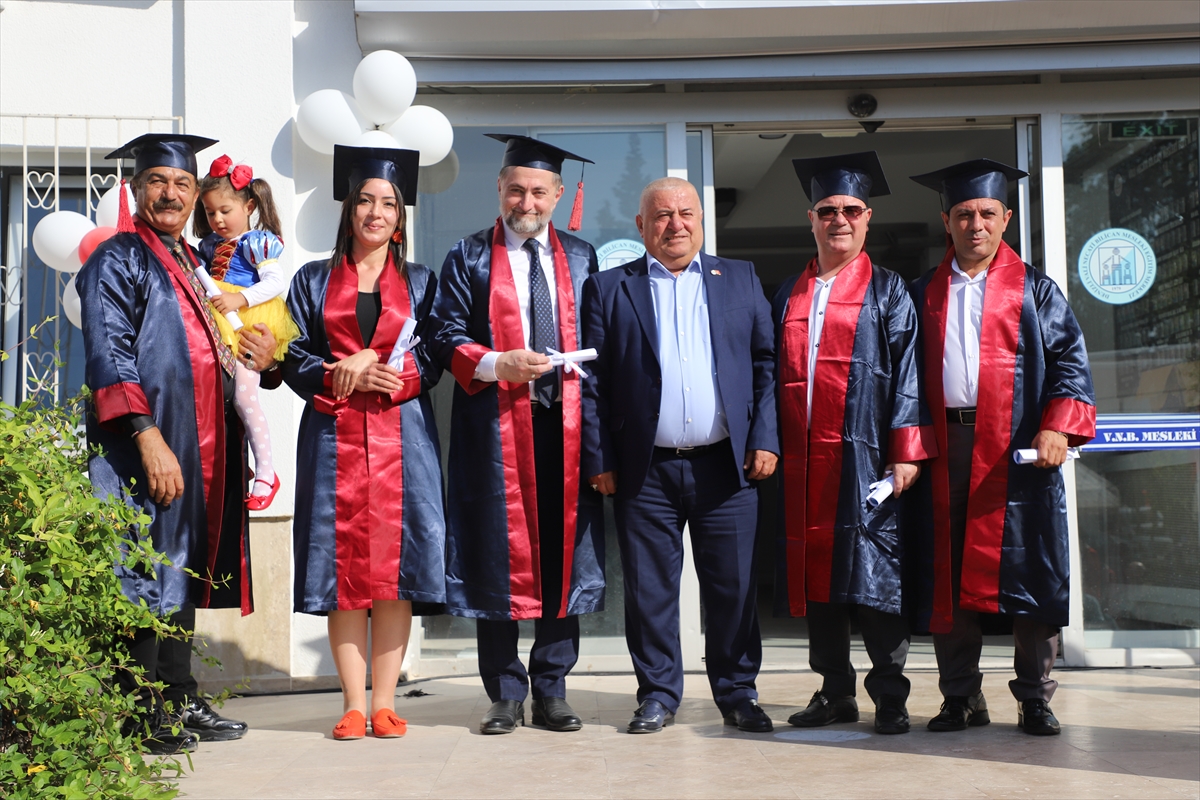 Denizlili usta öğreticiler seneler sonra lise diploması aldı