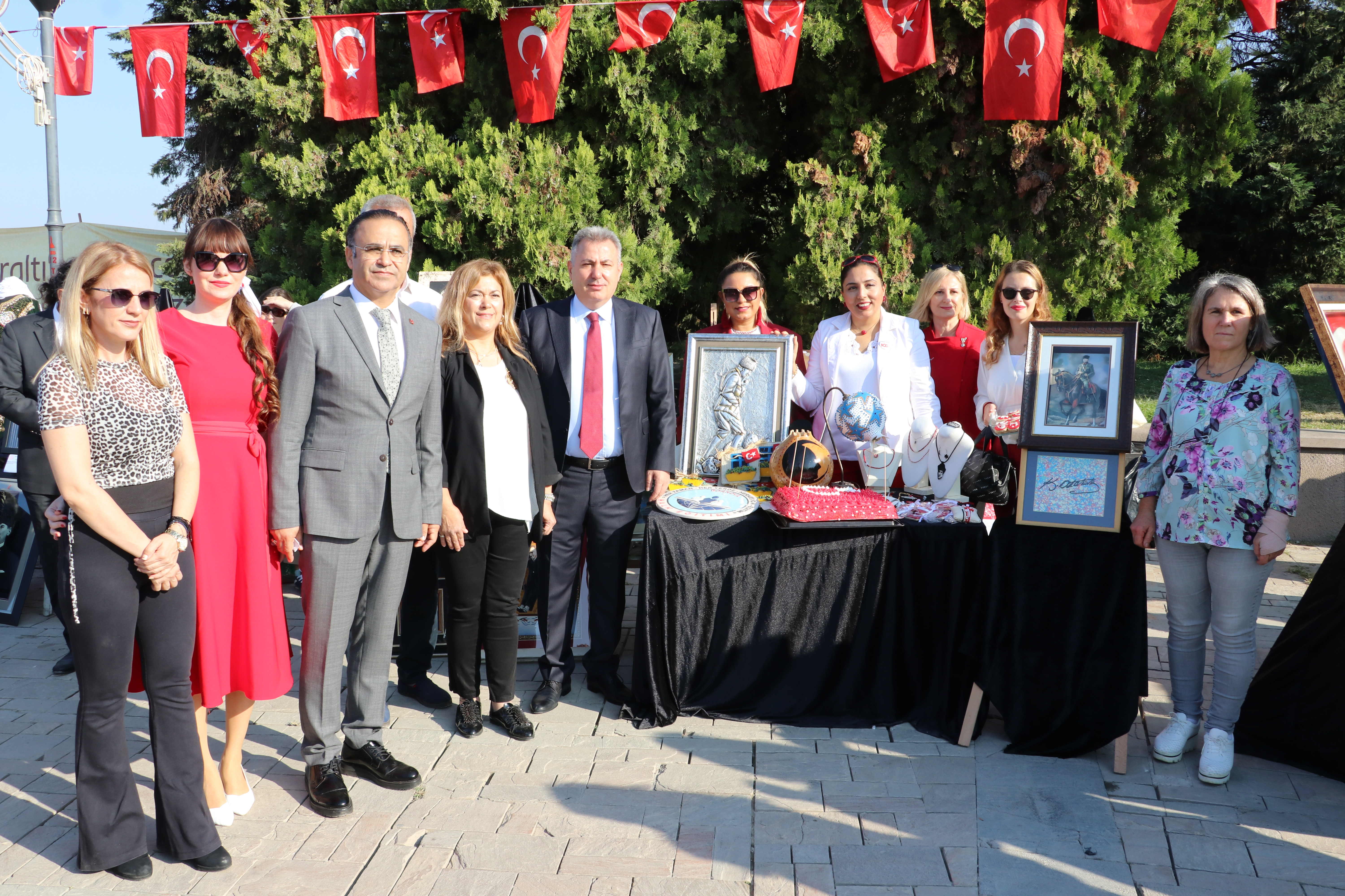 Cumhuriyet'in 100. yılına özel 100 eserlik sergi açıldı