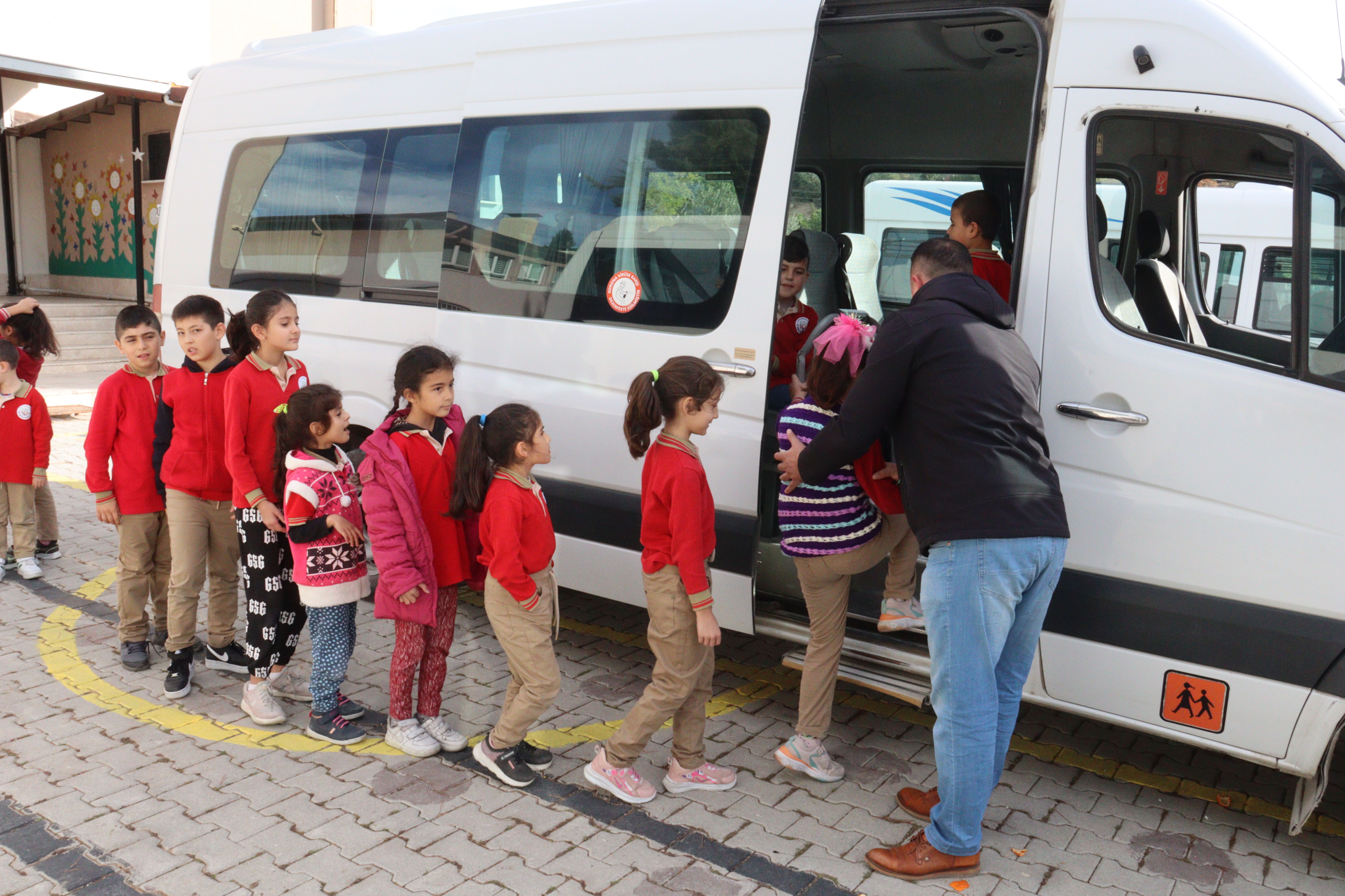 AA-20231125-33017948-33017941-DENIZLIDE_OKUL_SERVISLERINI_SIRIN_DEDEKTIFLER_DENETLIYOR