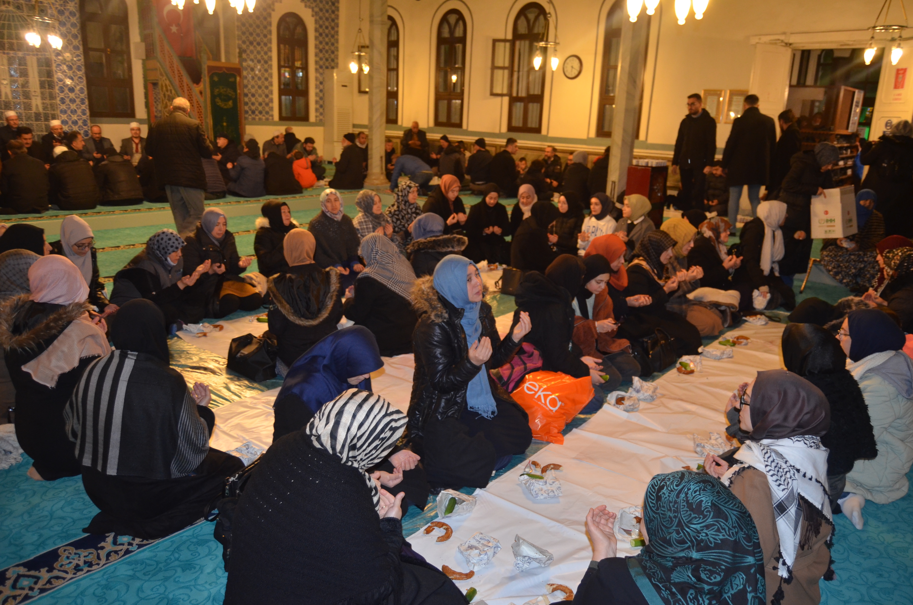 AA-20231127-33040501-33040499-KUTAHYADA_SIZINLE_IFTAR_GAZZELI_KARDESLERIMIZLE_IFTIHAR_EDIYORUZ_PROGRAMINDA_TOPLU_IFTAR_YAPILDI