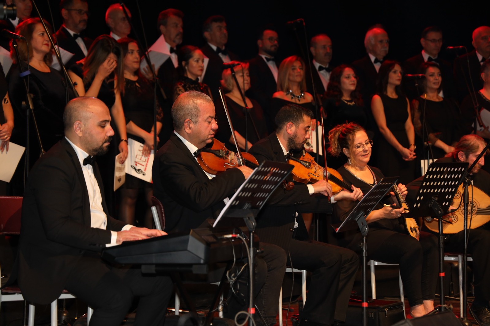 Uşak Belediyesi Kültür ve Sosyal İşler Müdürlüğü’nün idaresindeki Atatürk Kültür Merkezi’nde, Zeki Müren’i anma adıyla bir konser verildi. 
-HABERİN DEVAMI İÇİN  KAYDIRINIZ