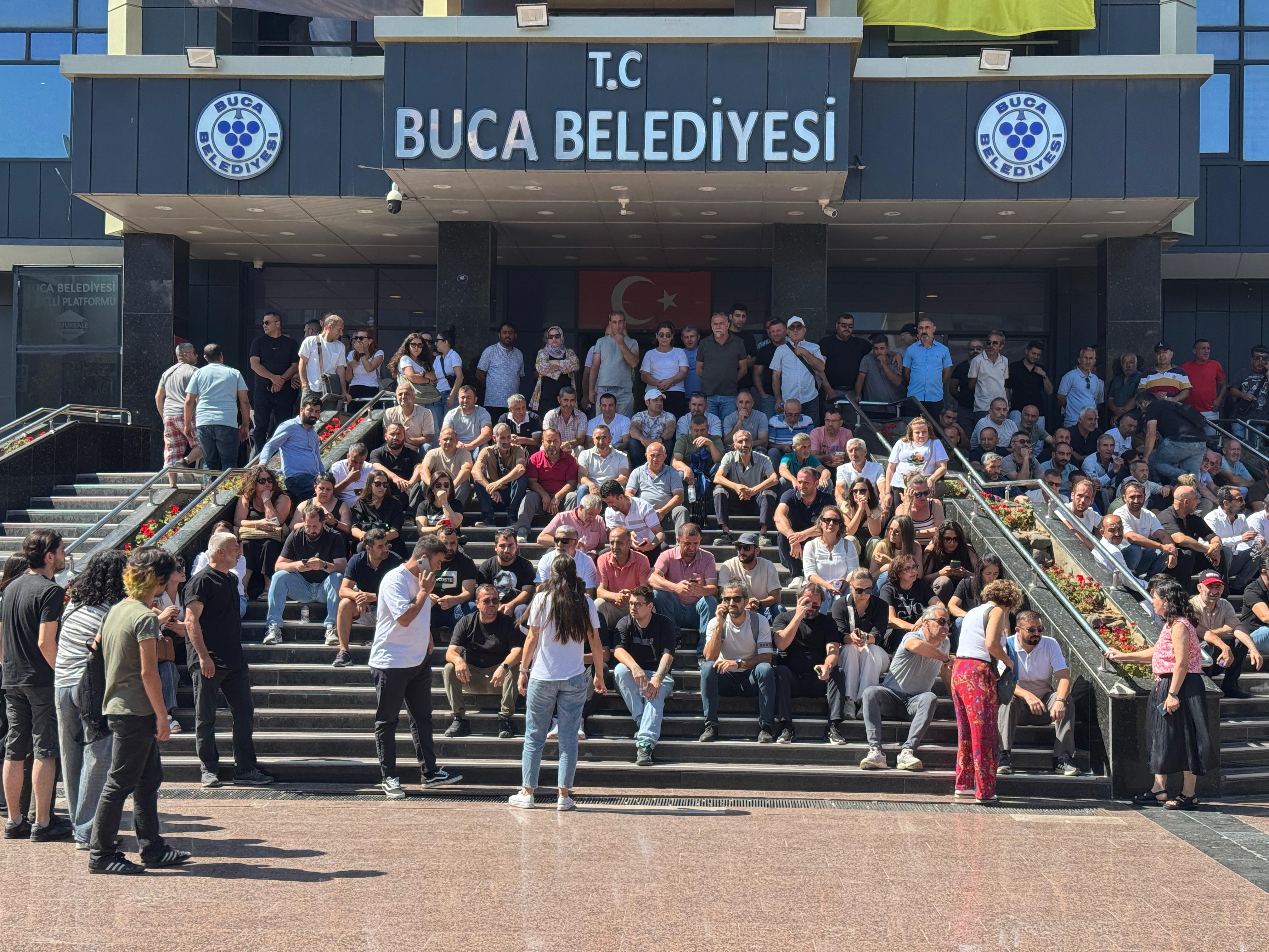 Aa 20250623 38362535 38362522 Izmir Bucada Iscilerin Grevi Sebebiyle Olusan Cop Yiginlari Tepkilere Neden Oluyor (1)